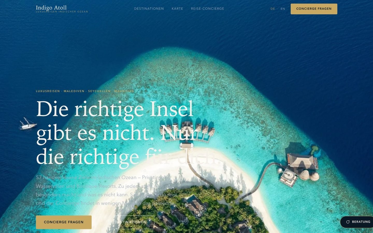 Startseite von Indigo Atoll: Luftaufnahme einer Insel im Indischen Ozean mit der Überschrift „Die richtige Insel gibt es nicht. Nur die richtige für dich.“